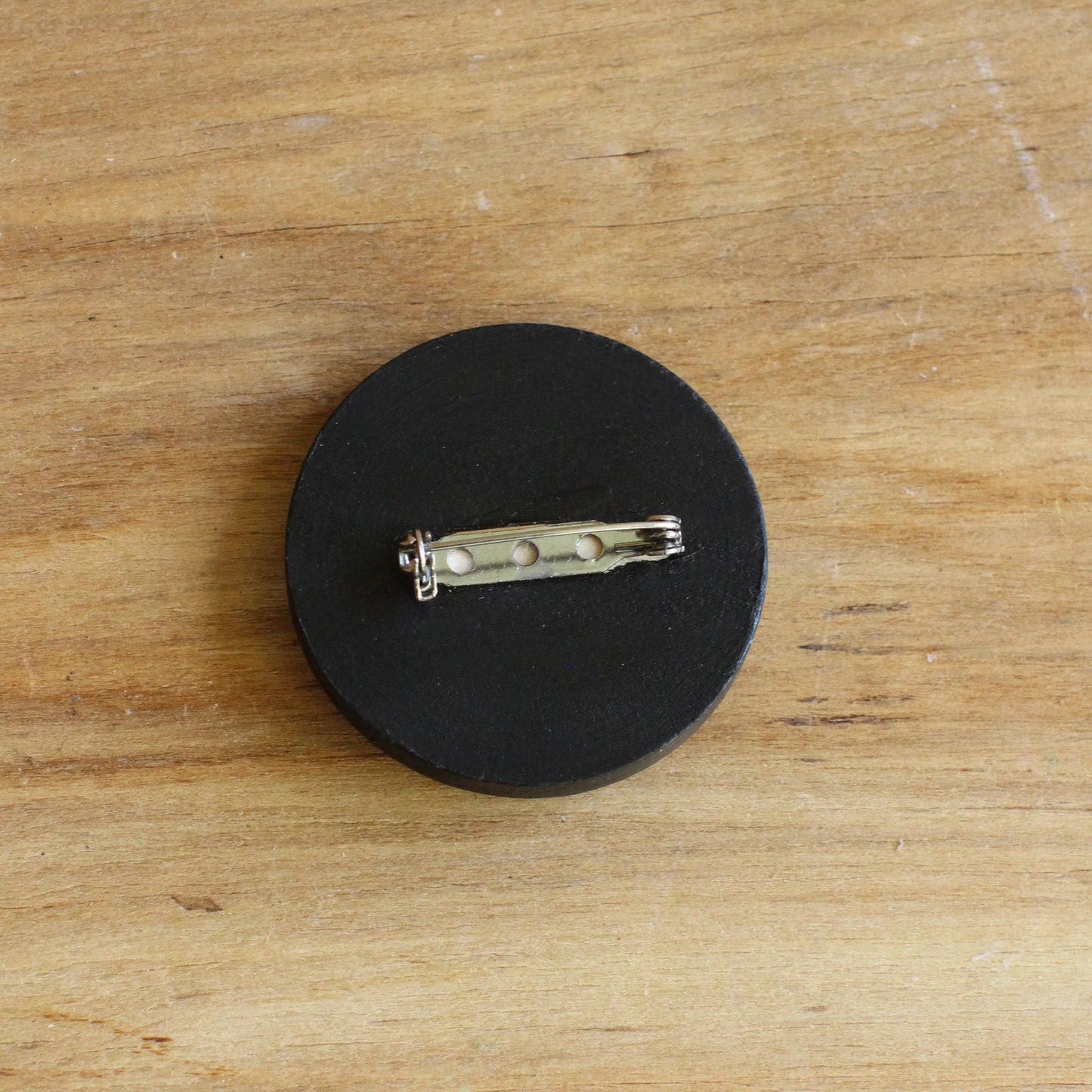 Broša ar mežu skatu, mēnestiņu un sēnēm (INBA 32)