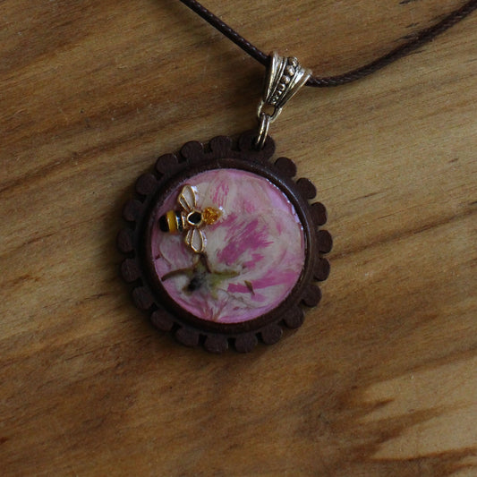 Kaklarota ar ziedu un bitīti (INBA 28)