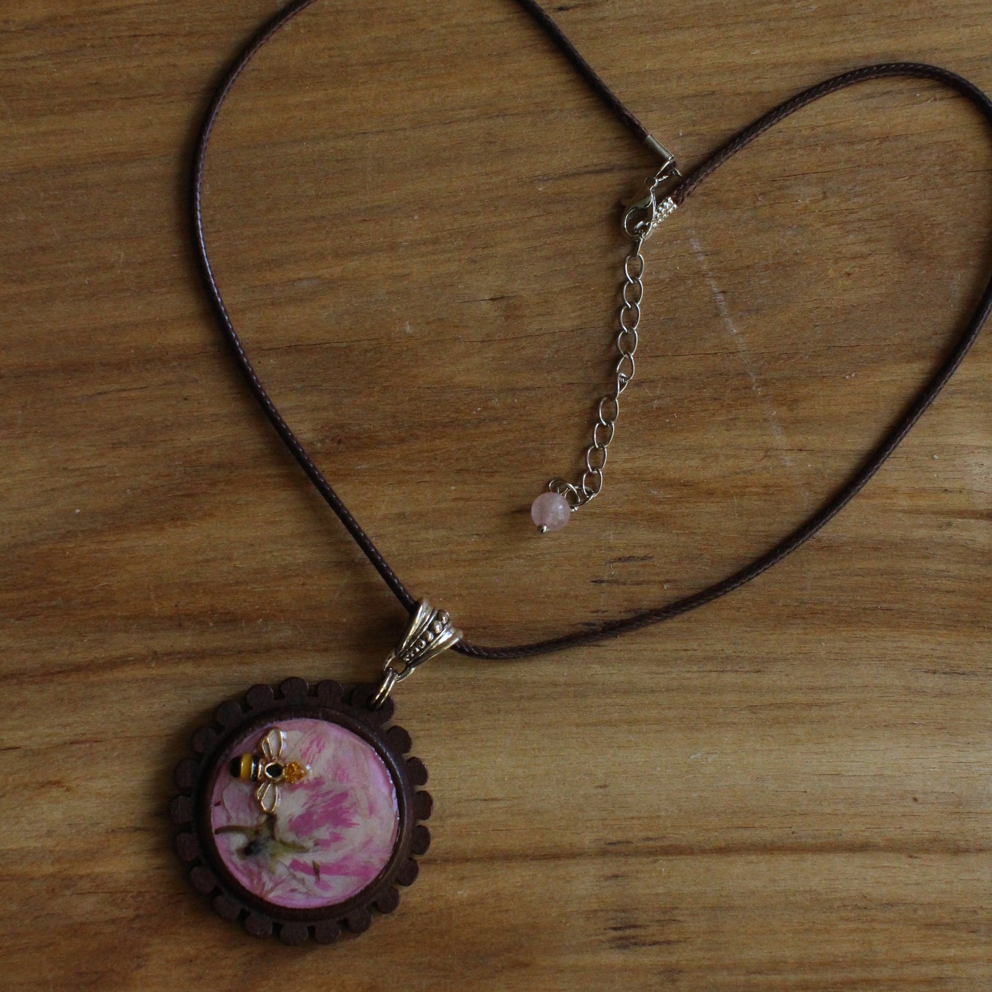 Kaklarota ar ziedu un bitīti (INBA 28)