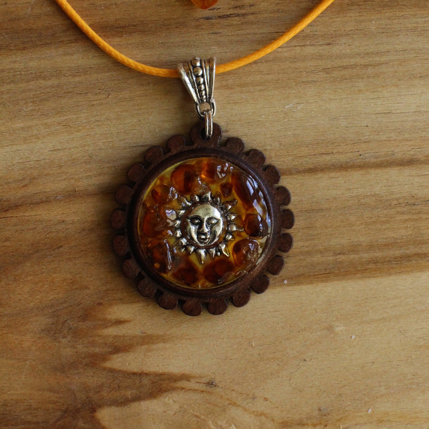 Kaklarota ar dzintara gabaliņiem  (INBA 26)