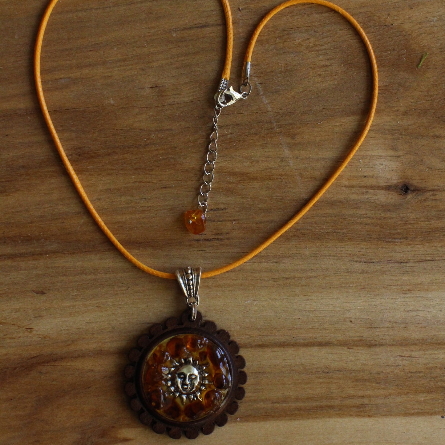 Kaklarota ar dzintara gabaliņiem  (INBA 26)