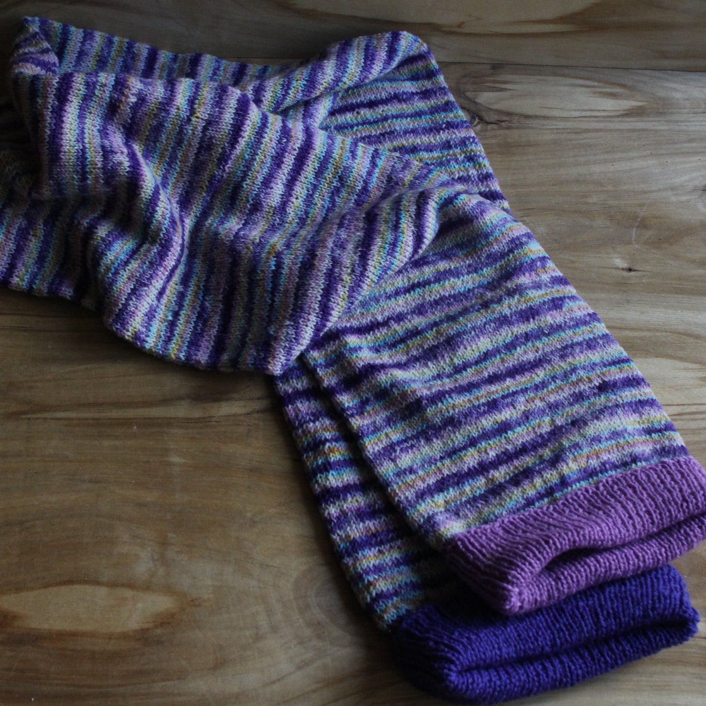 Rokām adīta cepuršalle lillā toņos ar strīpām (RECE 63)