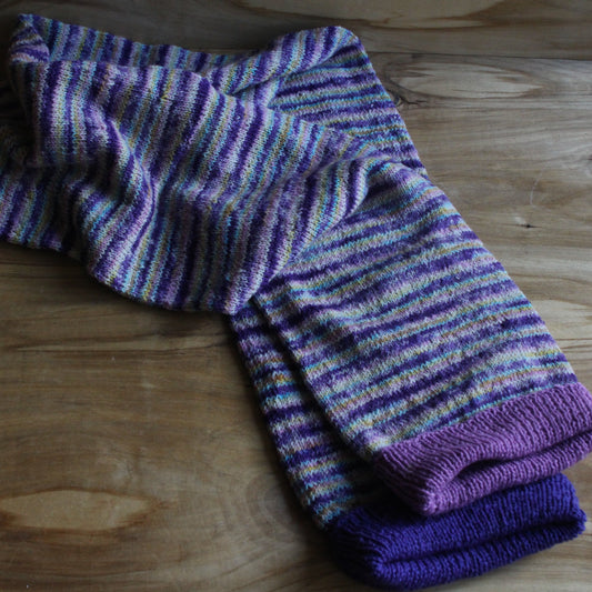 Rokām adīta cepuršalle lillā toņos ar strīpām (RECE 63)