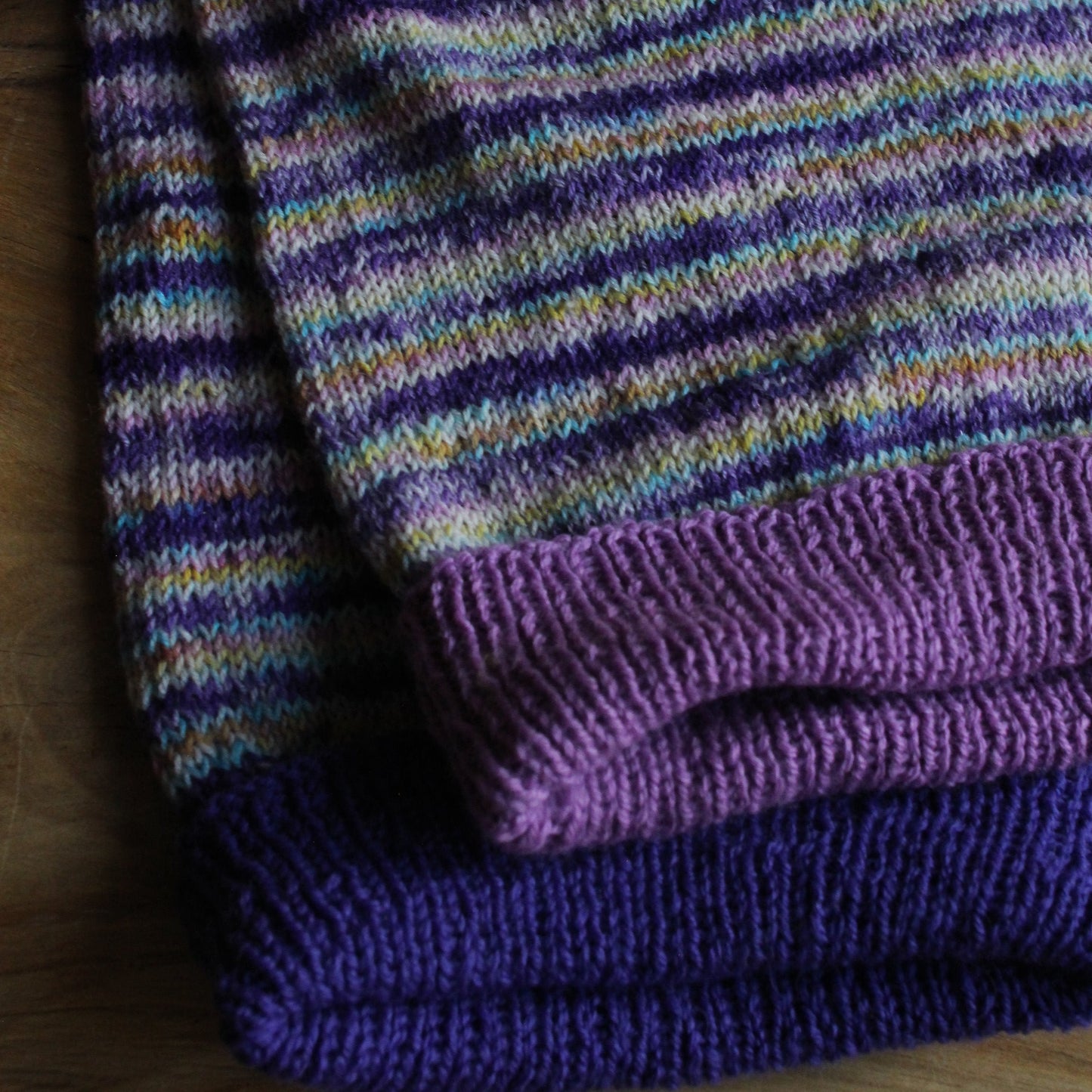 Rokām adīta cepuršalle lillā toņos ar strīpām (RECE 63)