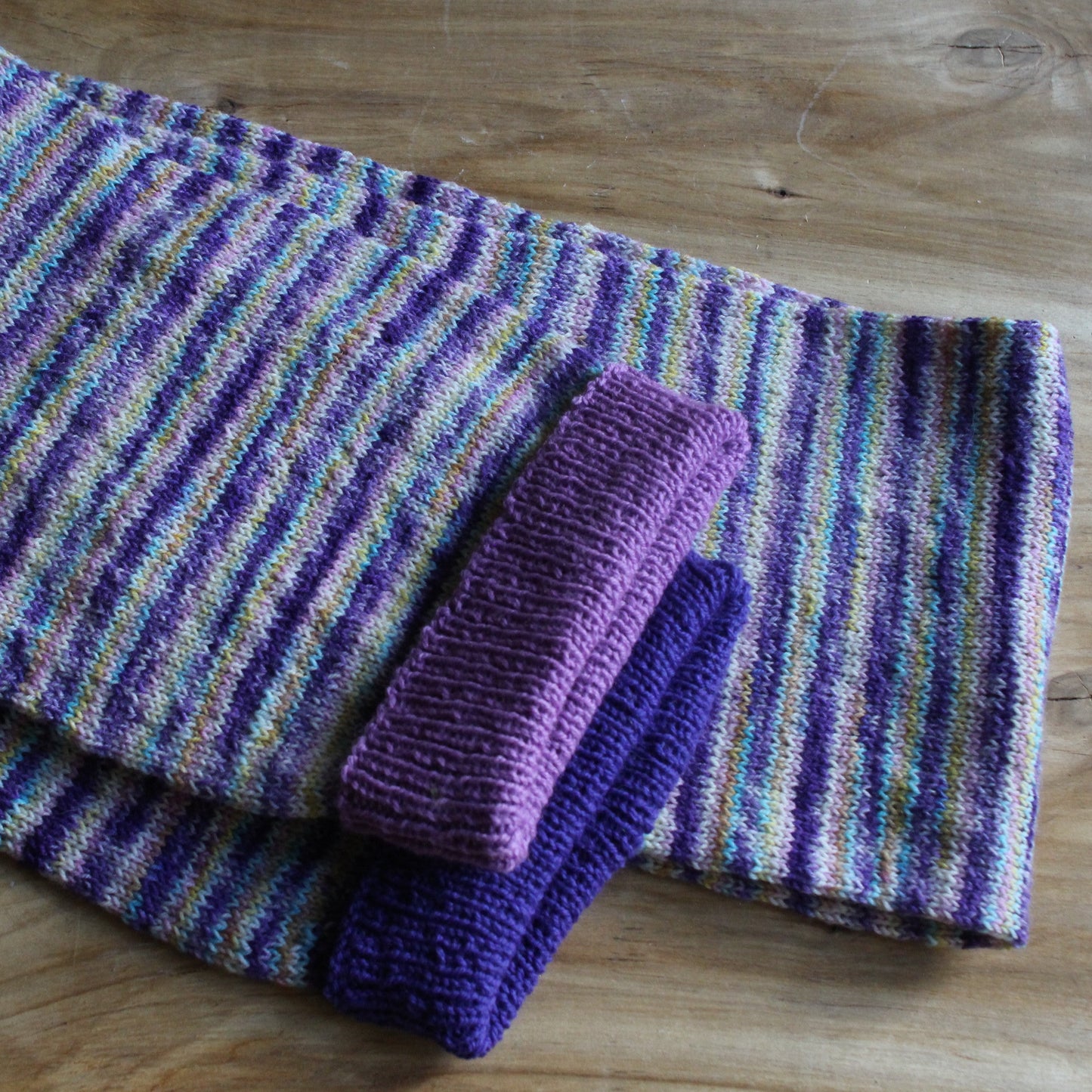 Rokām adīta cepuršalle lillā toņos ar strīpām (RECE 63)