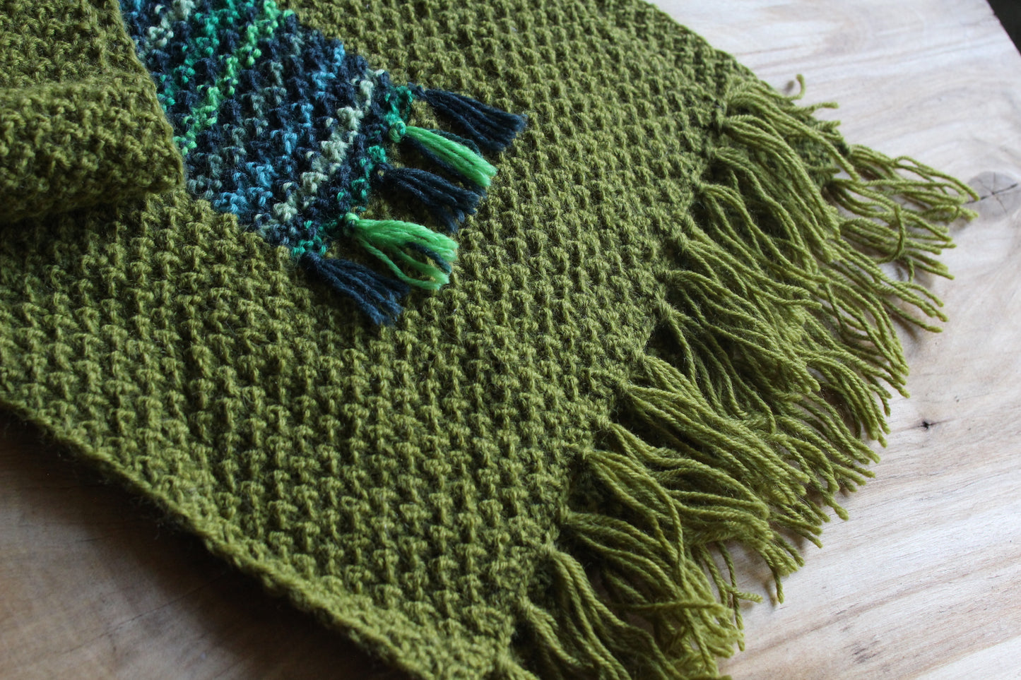 Rokām adīta šalle "Zaļā čūska" (RECE 64)