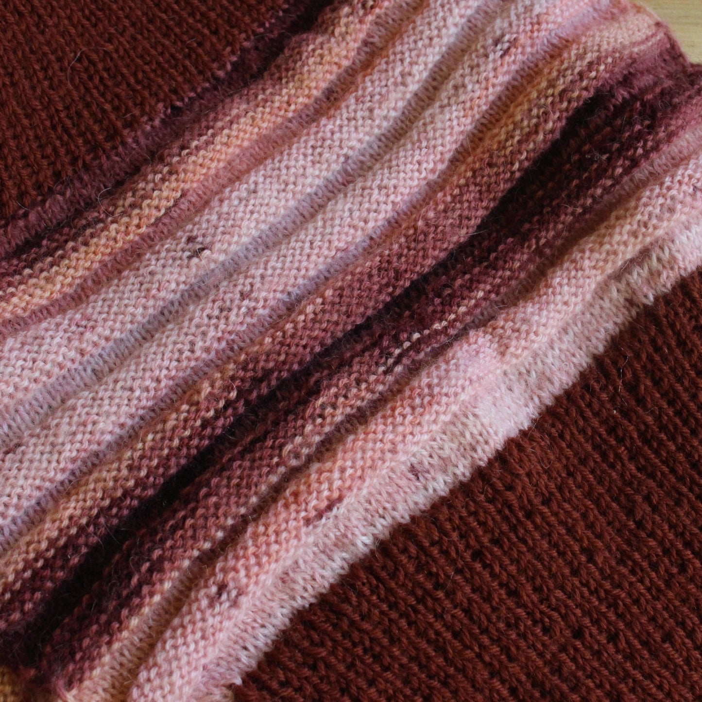 Rokām adīta brūna mohēras šalle (RECE 65)