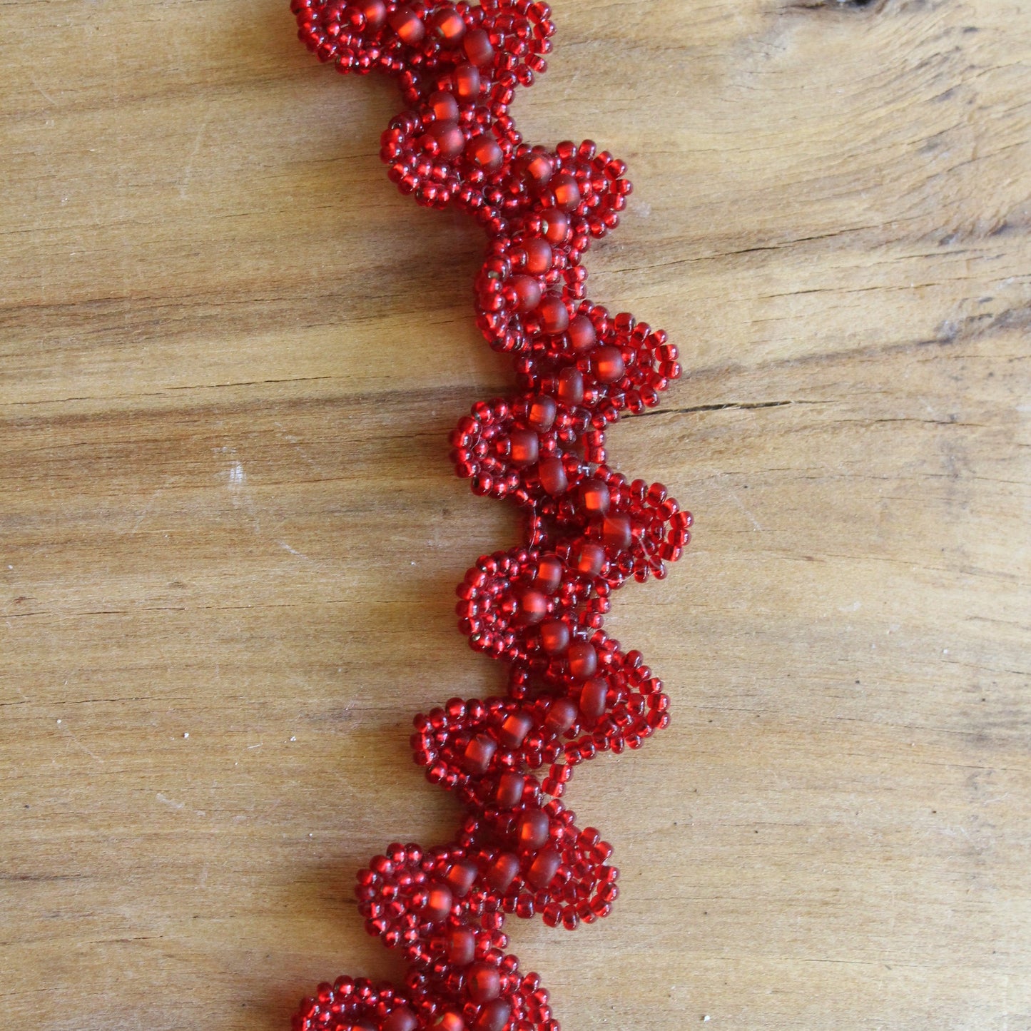 Pērļota kaklarota sarkanā krāsā (ZAMI 56)