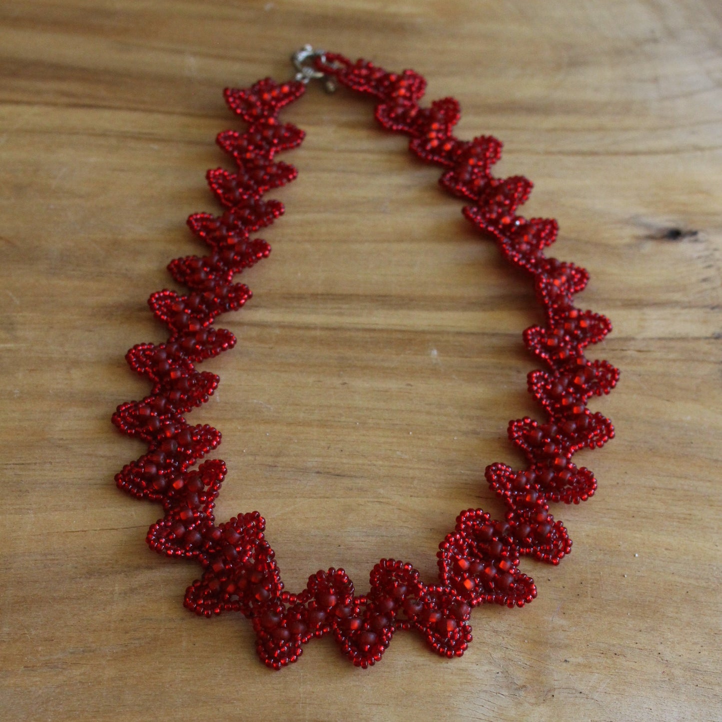 Pērļota kaklarota sarkanā krāsā (ZAMI 56)