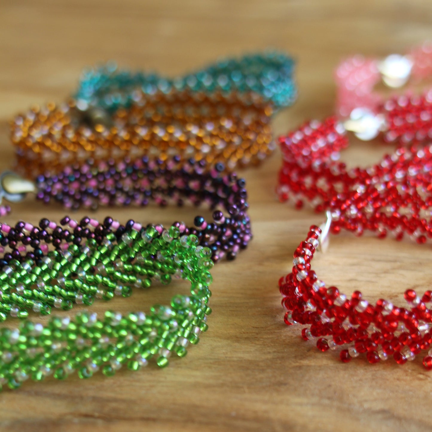 Pērļota aproce sarkanā krāsā (ZAMI 55)