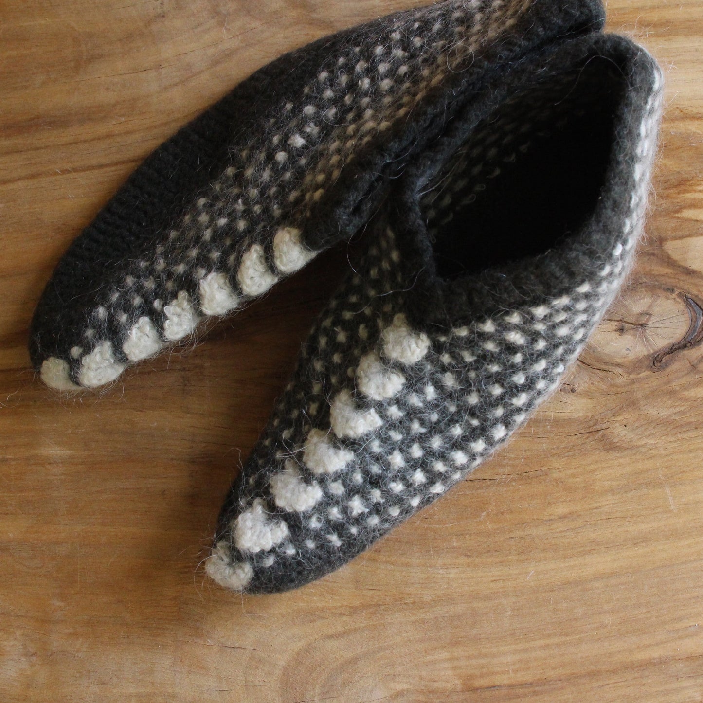 Adītas vilnas čībiņas 36.-38.izm. tumši pelēkzaļas  ar baltu rakstiņu (DAKU 30)