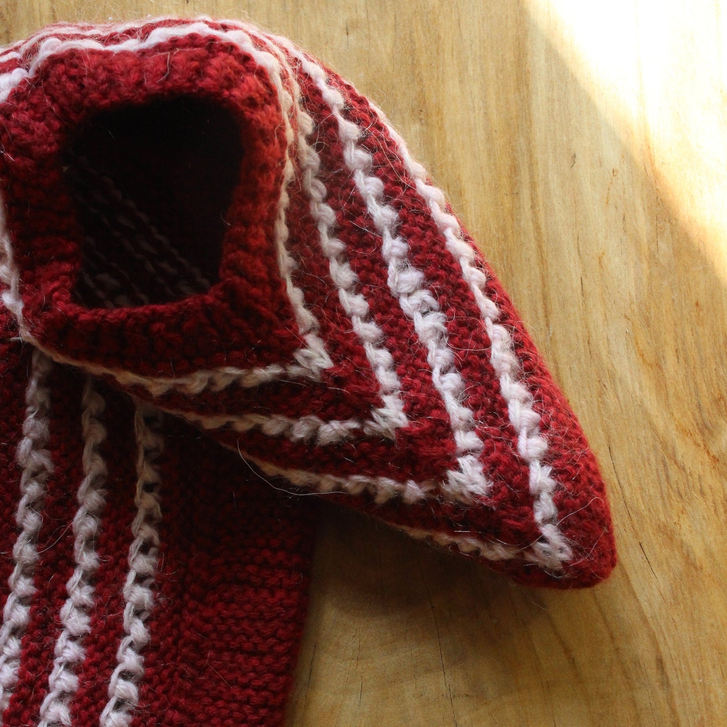 Adītas vilnas čībiņas 36.-38.izm. tumši sarkanas ar gaiši rozā strīpiņu (DAKU 31)