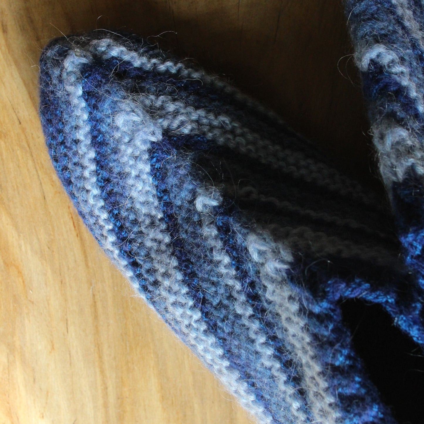 Adītas vilnas čībiņas 36.-38.izm. zilā krāsā ar zilām strīpiņām (DAKU 29)