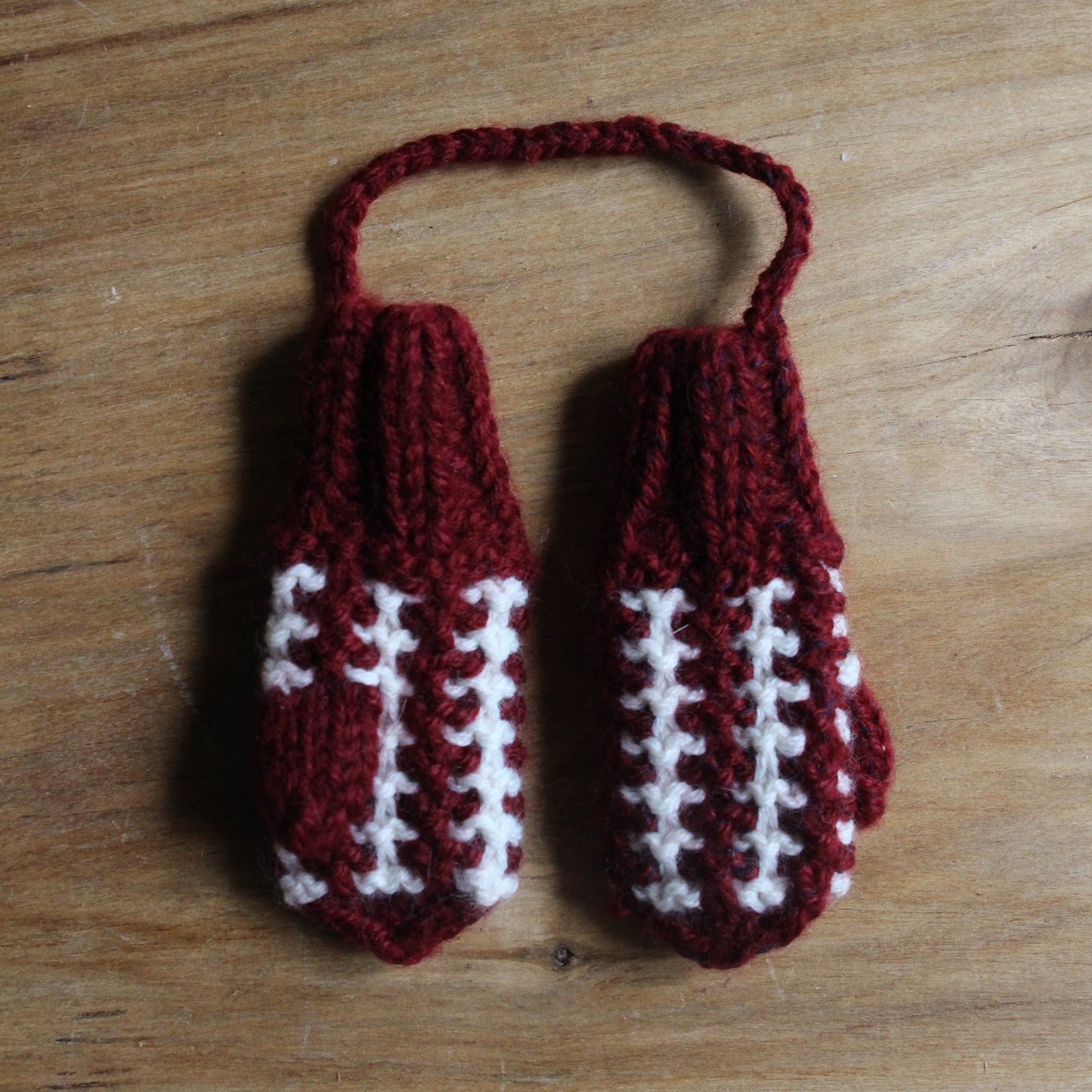 Dekors - dūrainīši  tumši sarkani ar baltu (VEPA LVAM4)