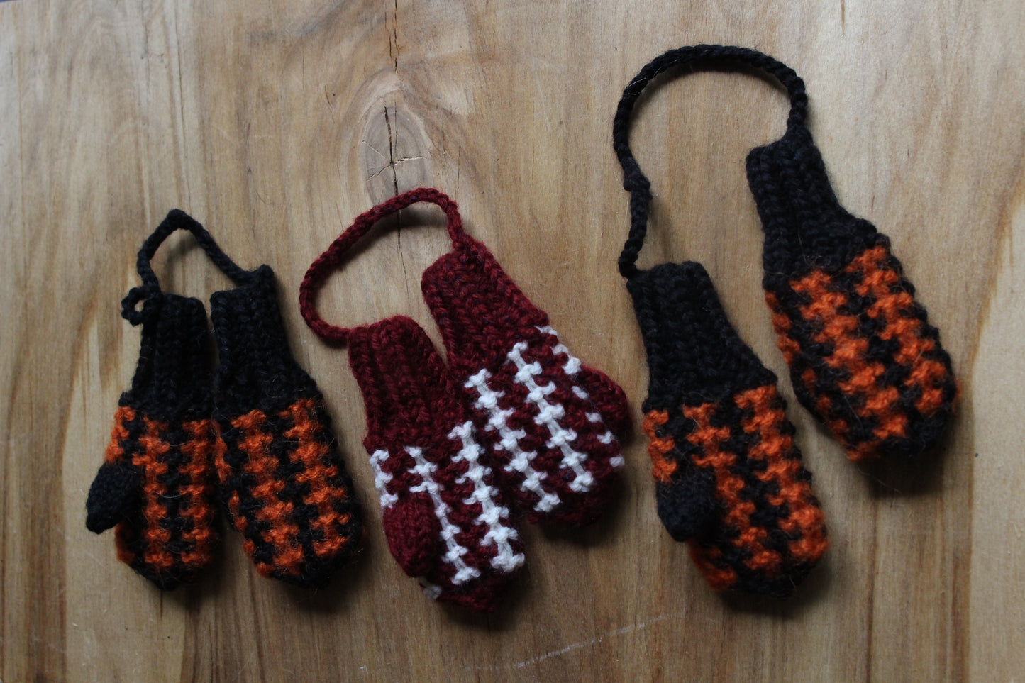 Dekors - dūrainīši  tumši sarkani ar baltu (VEPA LVAM4)