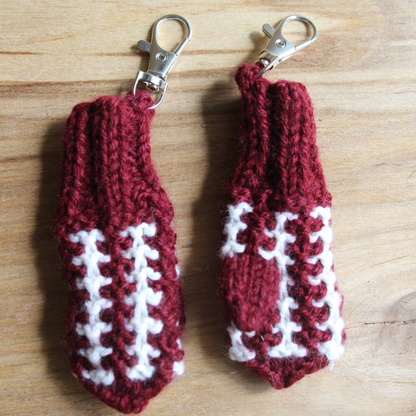 Atslēgu piekariņš - dūrainītis tumšsarkans ar baltu (VEPA A8)