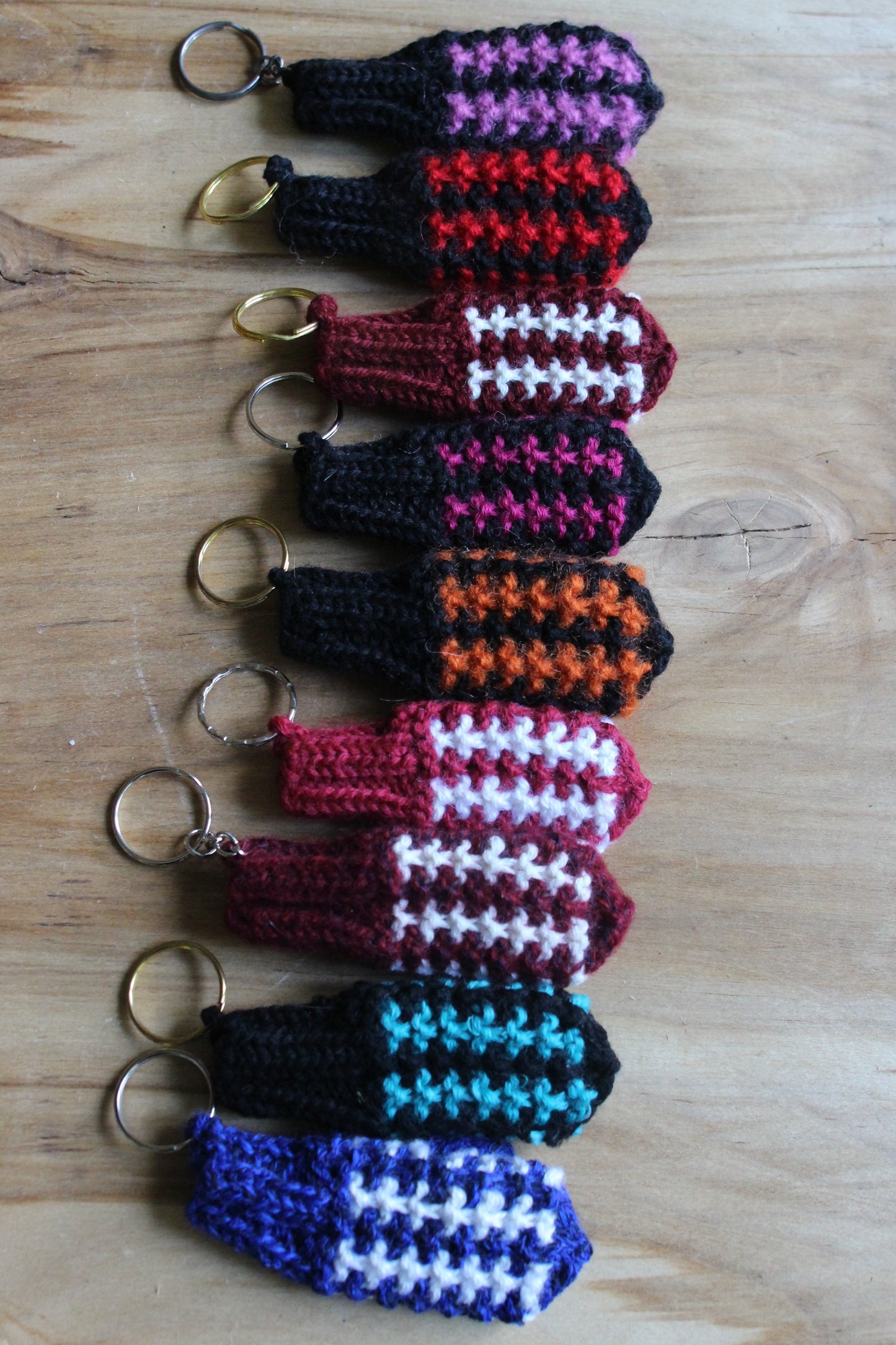 Atslēgu piekariņš - dūrainītis sarkans ar melnu  (VEPA A11)