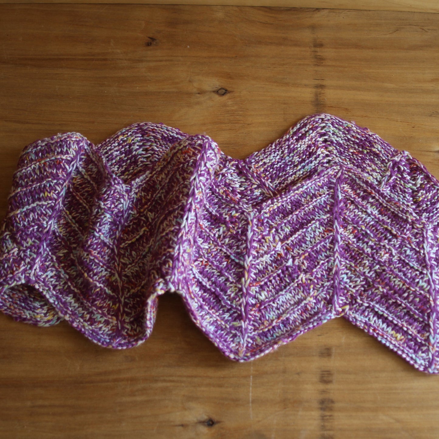 Lillā šalle zigzaga adījumā (TIPTIP3)