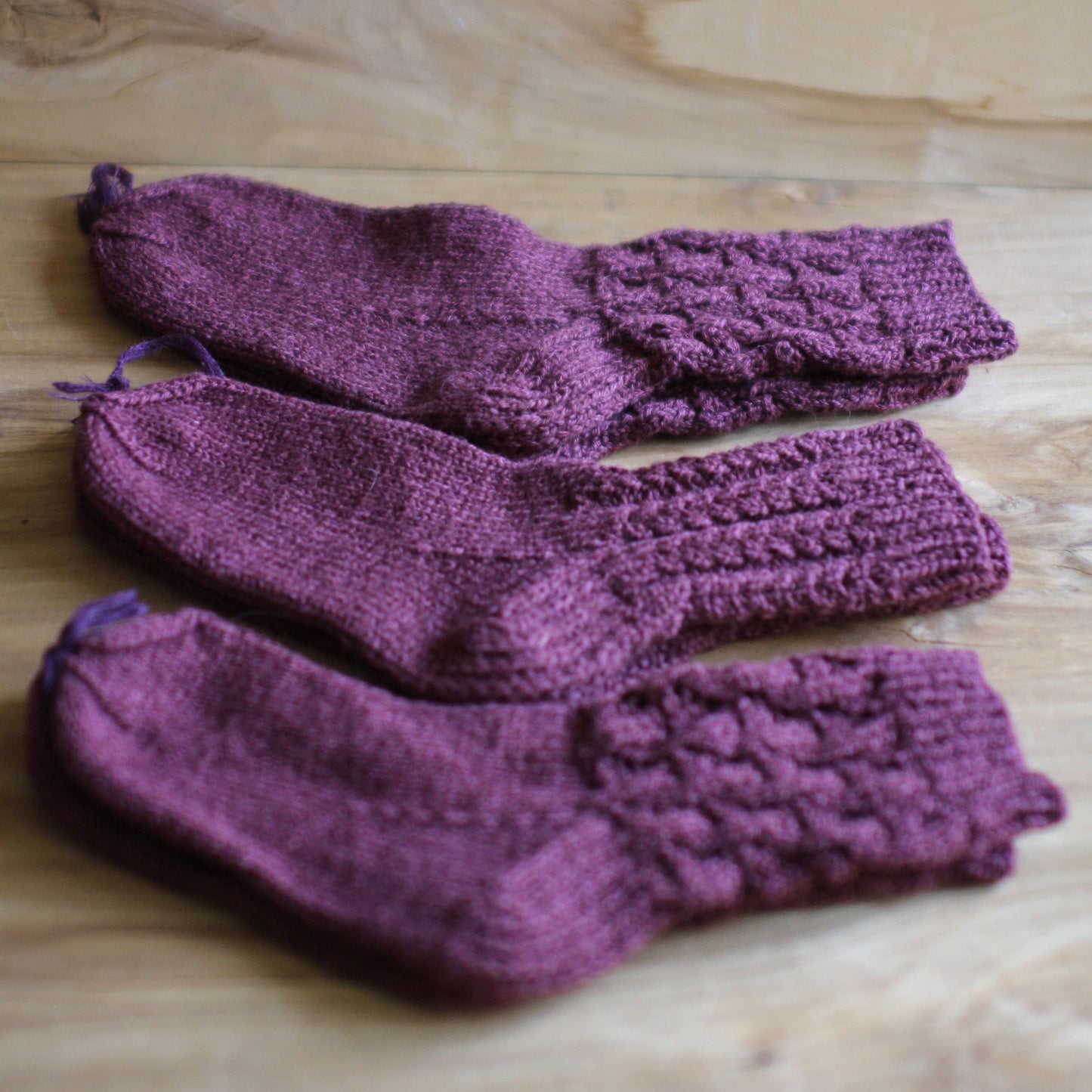 Tumši sarkanas melanža dzijas vilnas zeķes ar rakstainu valnīti 33.-35.izm. (VEPA 133)