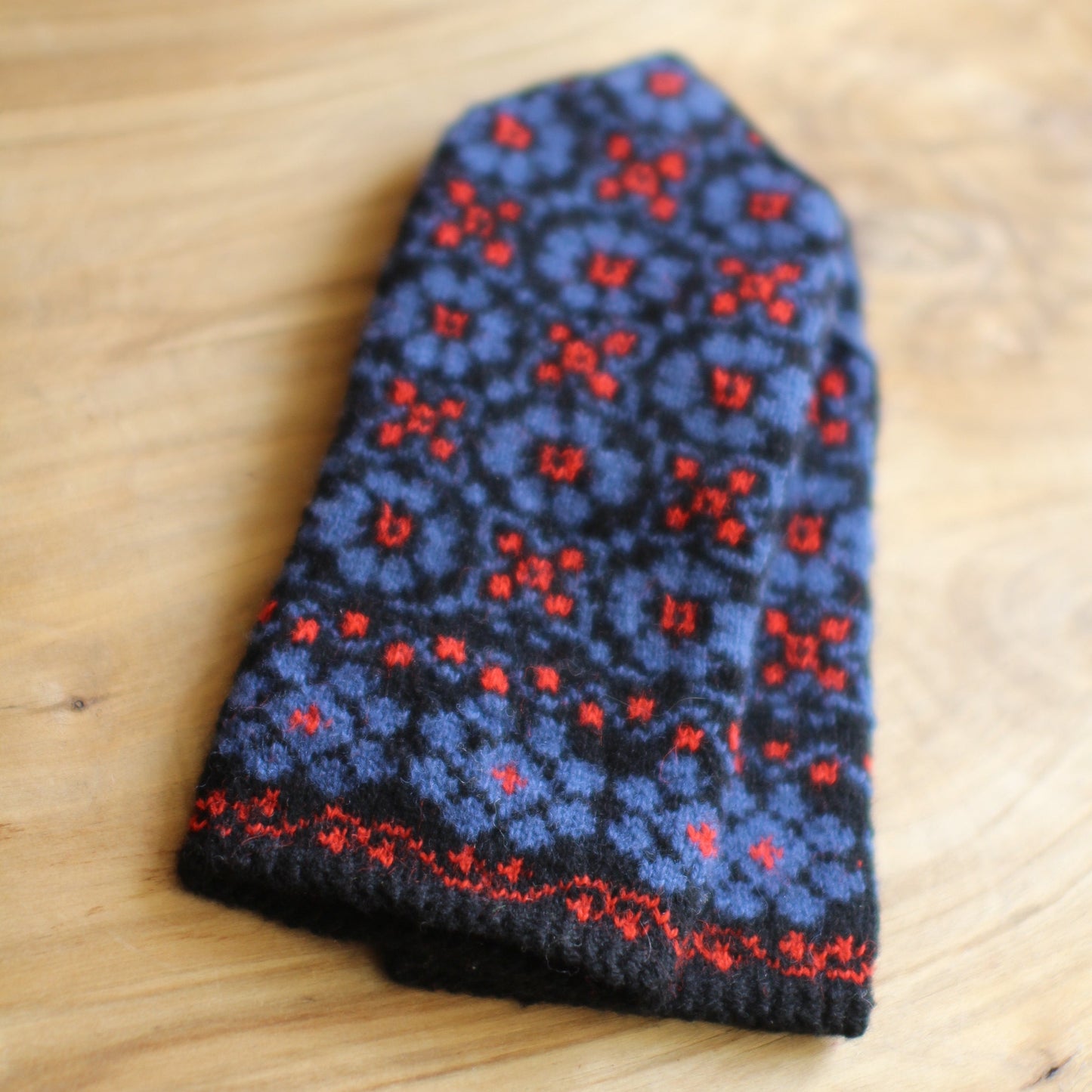 Melni vīrieši dūraiņi ar tumši zilu ziedu ornamentu (MALI 58)