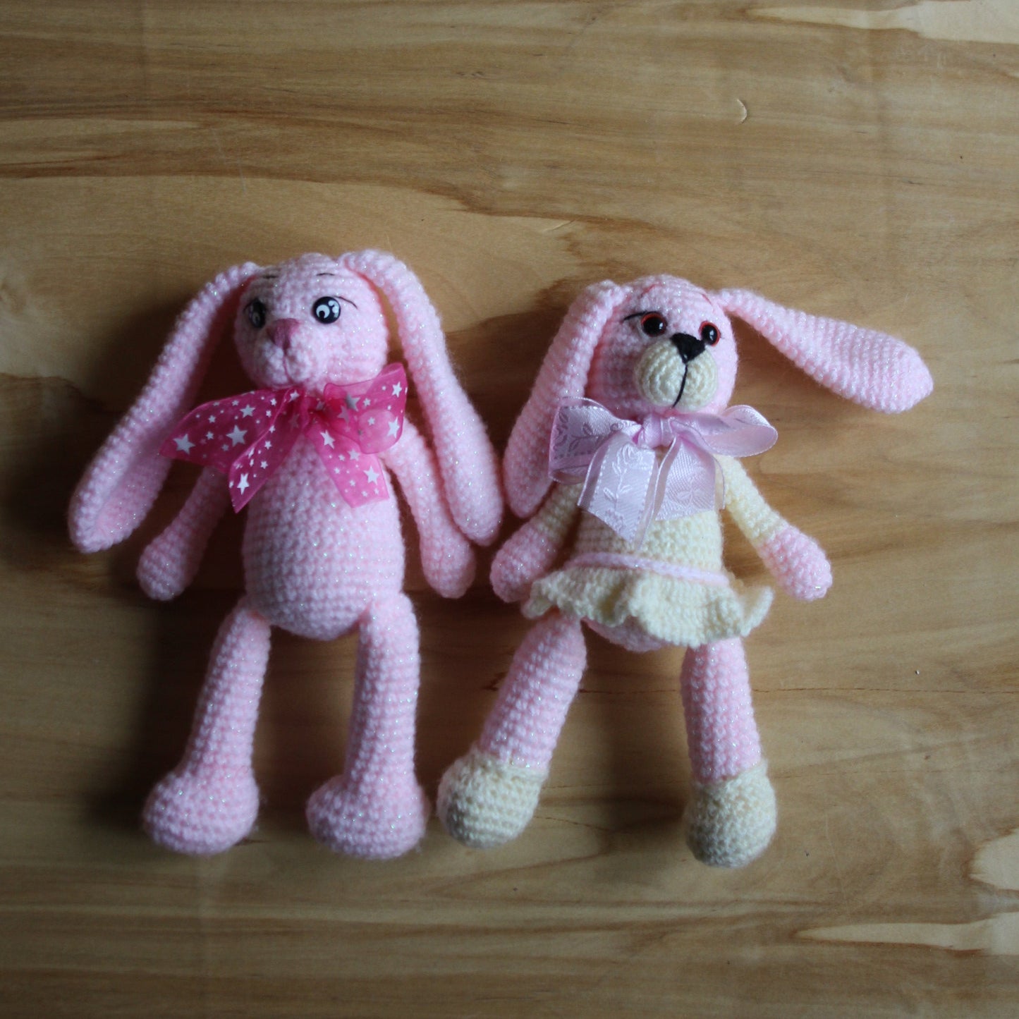 Tamborēta gaiši rozā suņu meitenīte (AIPU 101)