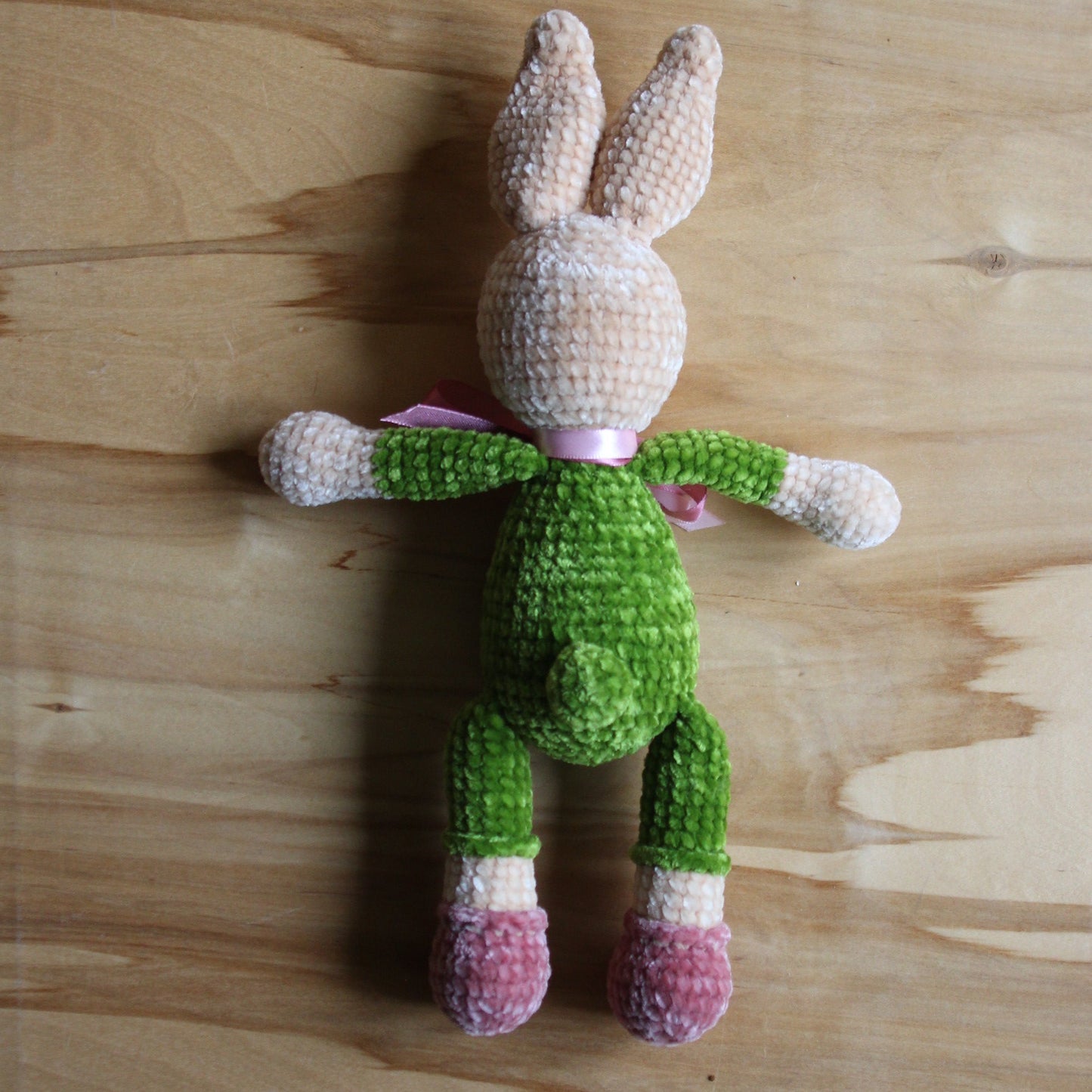 Tamborēts  gaišbrūns zaķis zaļā tērpā  (AIPU 98)