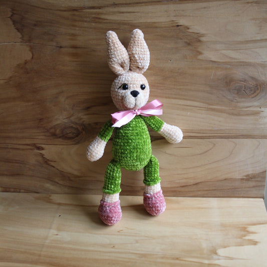 Tamborēts  gaišbrūns zaķis zaļā tērpā  (AIPU 98)