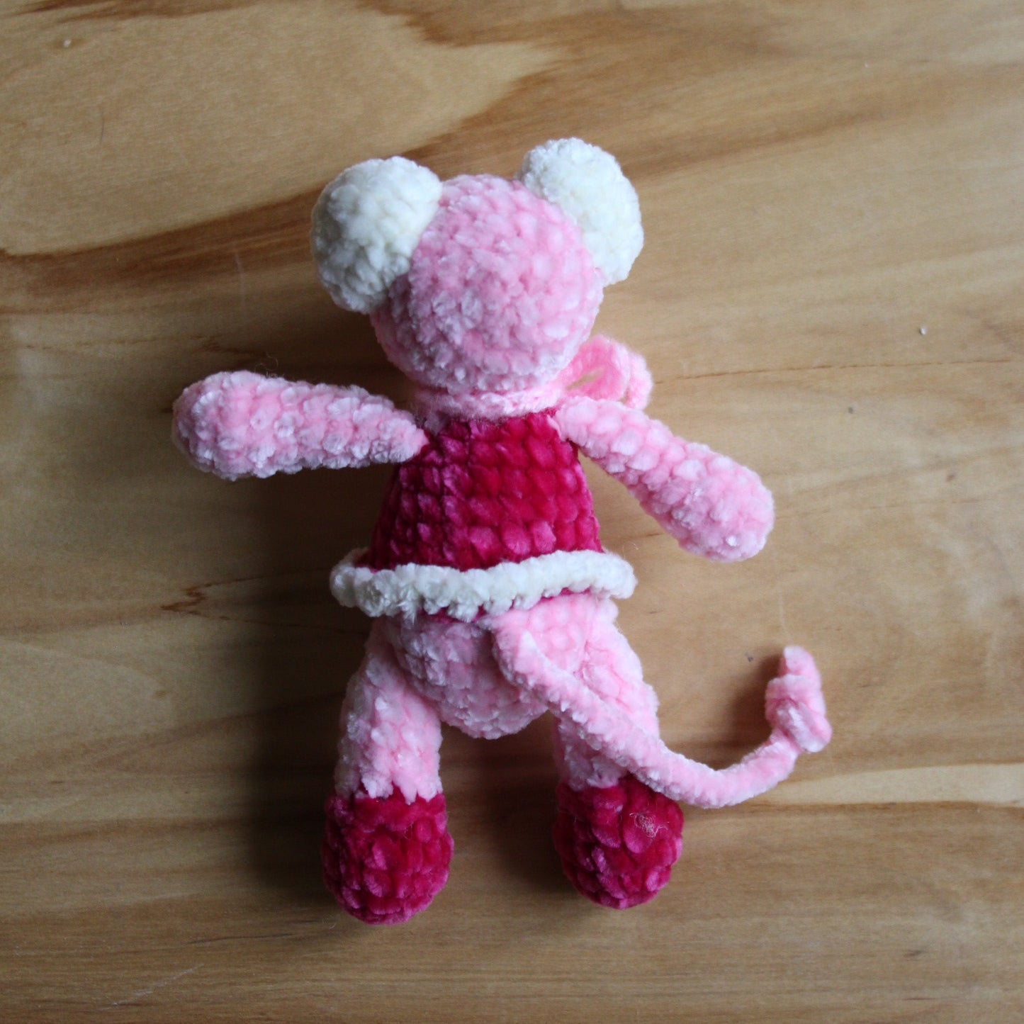 Tamborēta rozā  pelīte (AIPU 105)