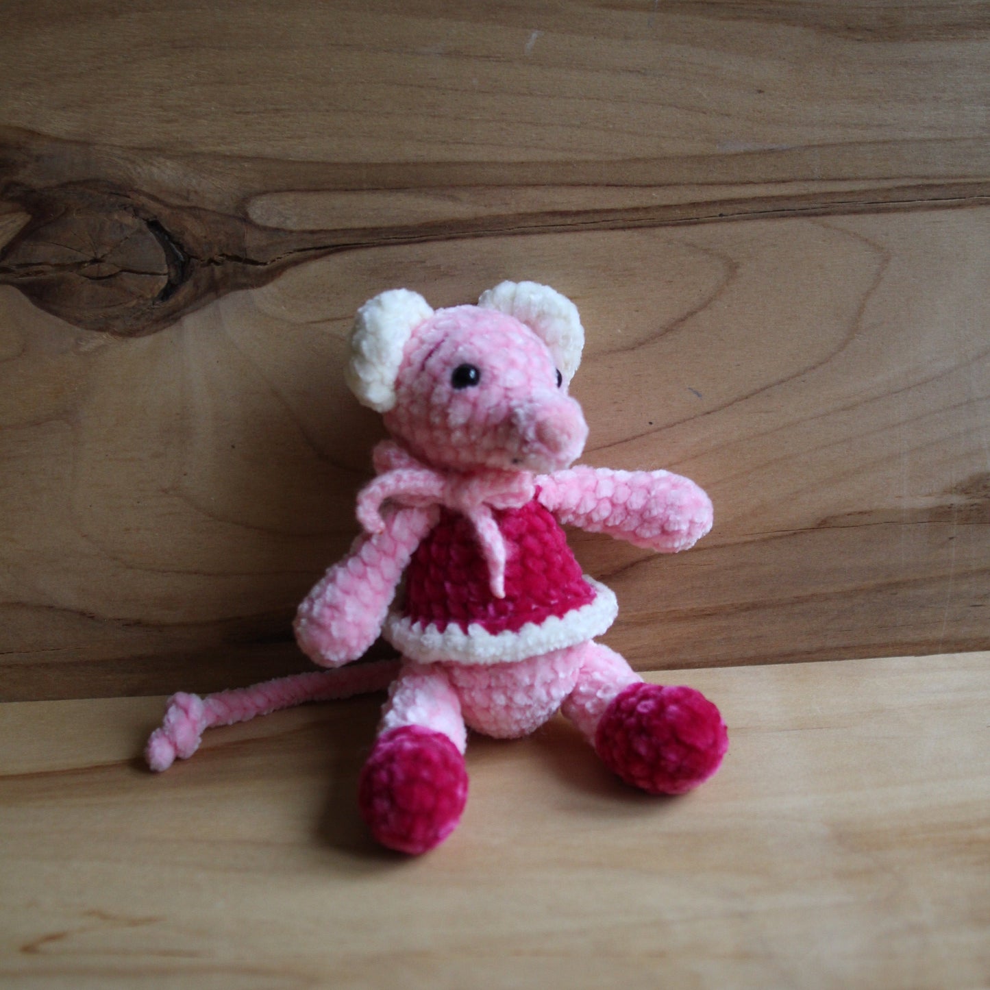 Tamborēta rozā  pelīte (AIPU 105)