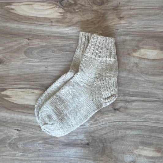 Ivory colored woolen socks size 42-44. (ASZE 70)