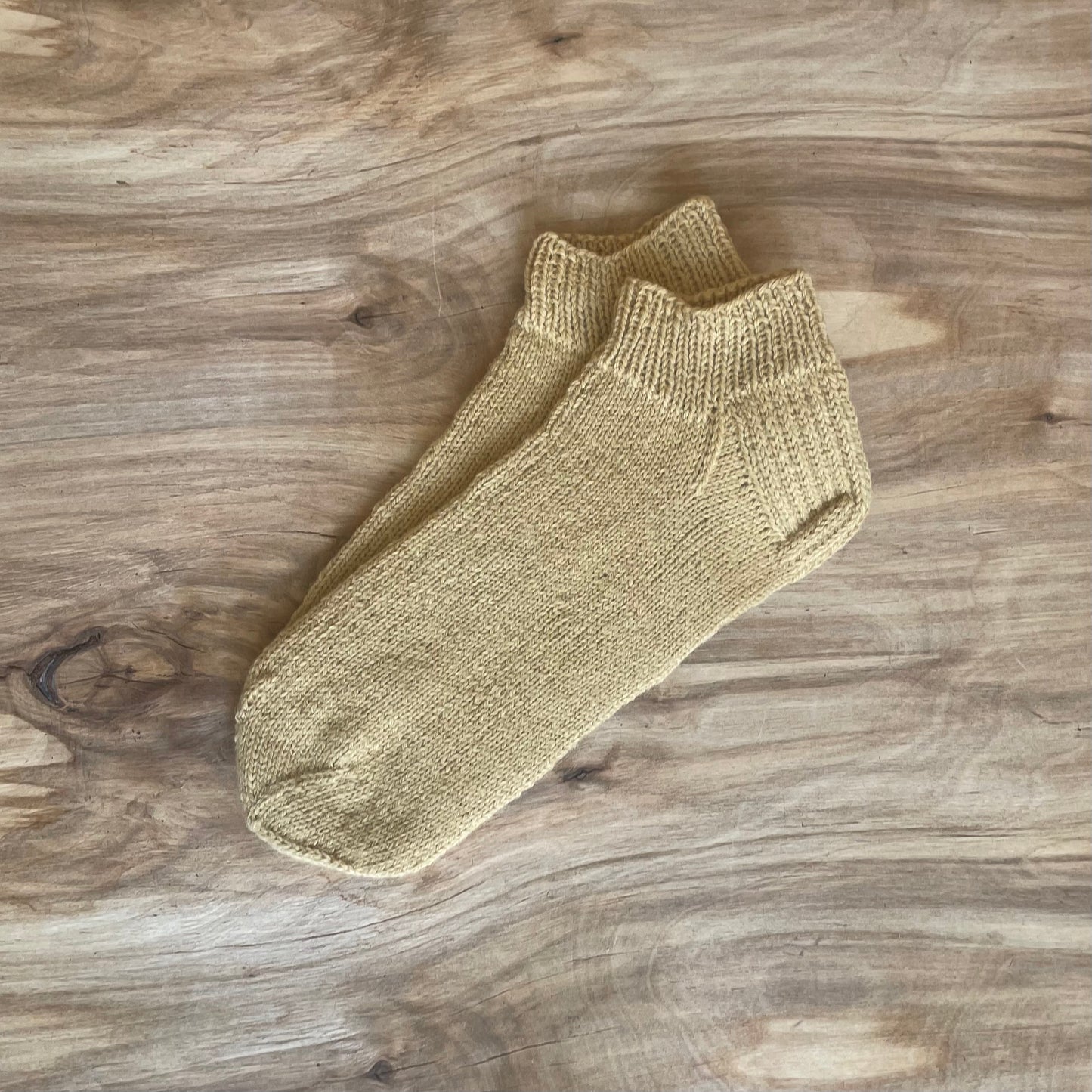 Sand colored short woolen socks size 42-44. (ASZE 82)