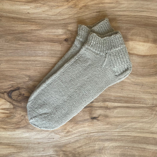 Light grey short woolen socks size 42-44. (ASZE 84)