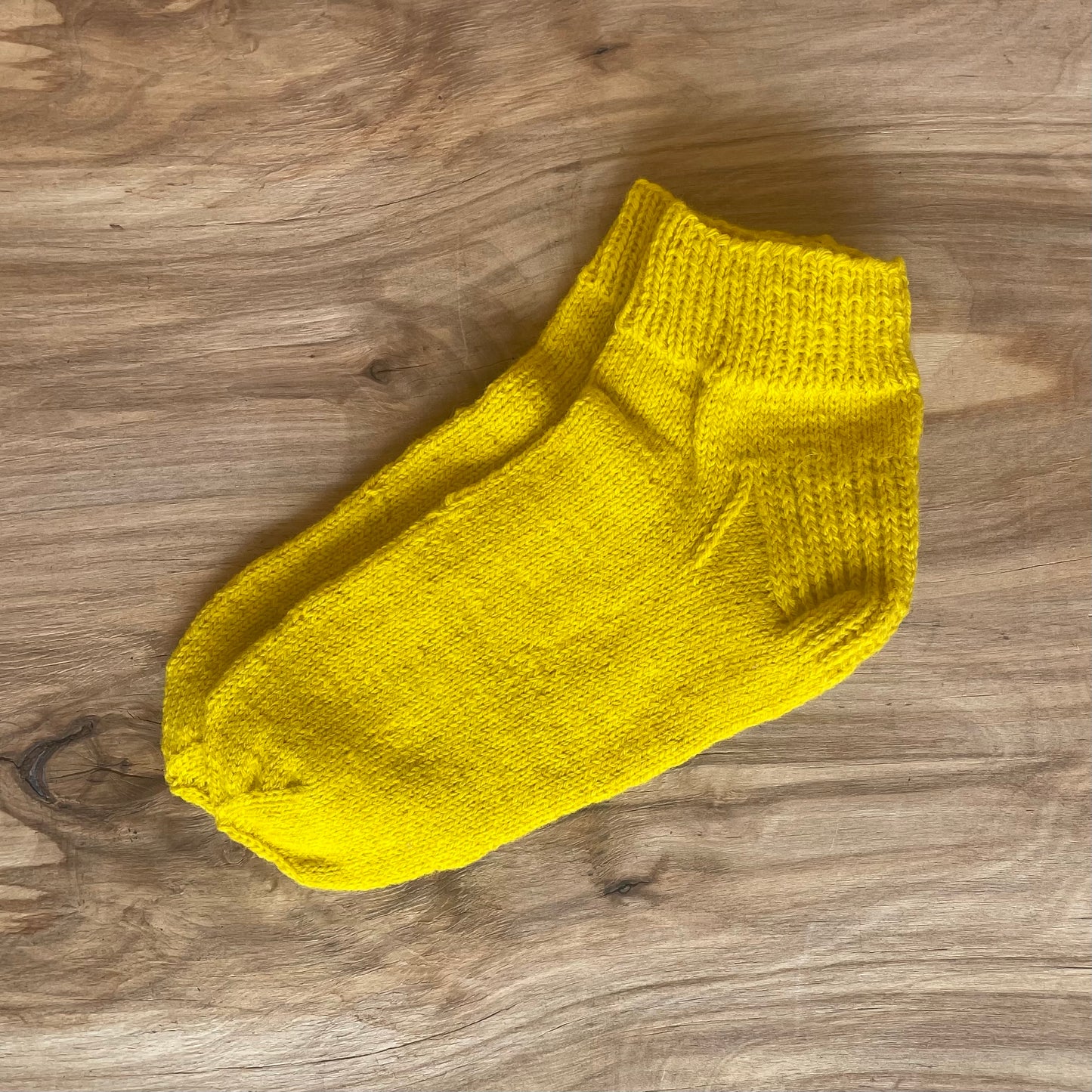 Bright yellow short wool socks, size 38.-40. (ELPU 32)