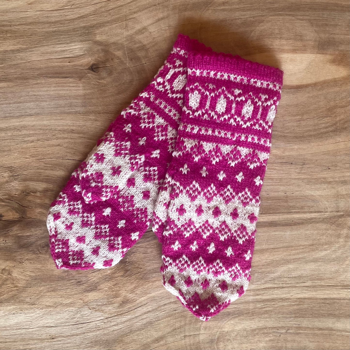 Bright pink mittens with white decorative pattern (ELPU44)