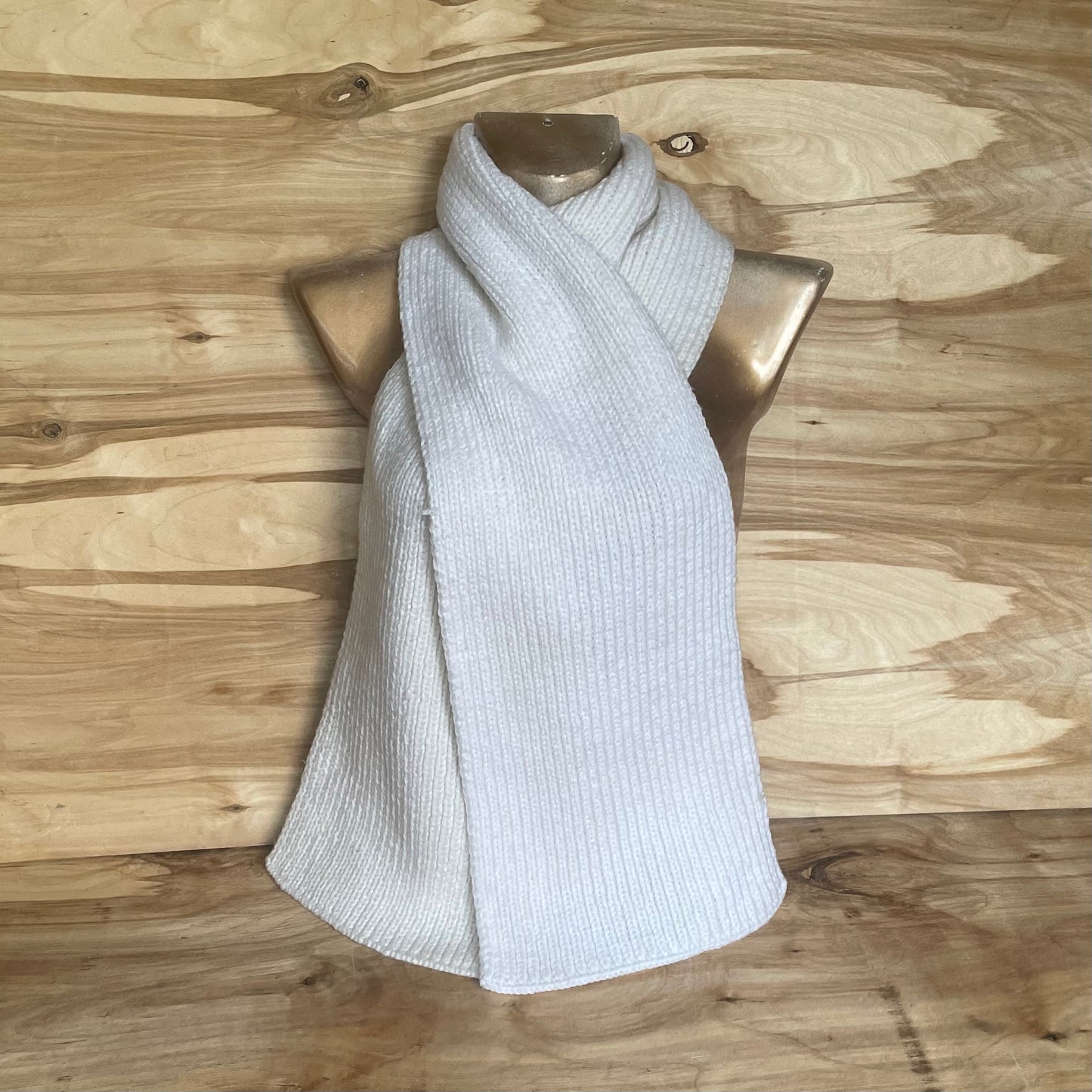 White smoothly knit scarf (INKL 2)