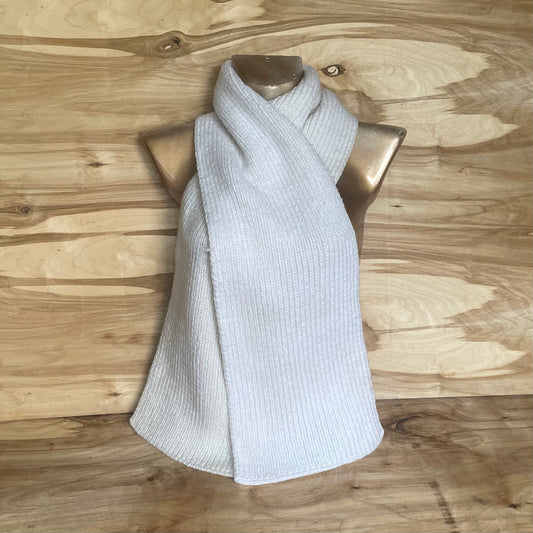 White smoothly knit scarf (INKL 2)