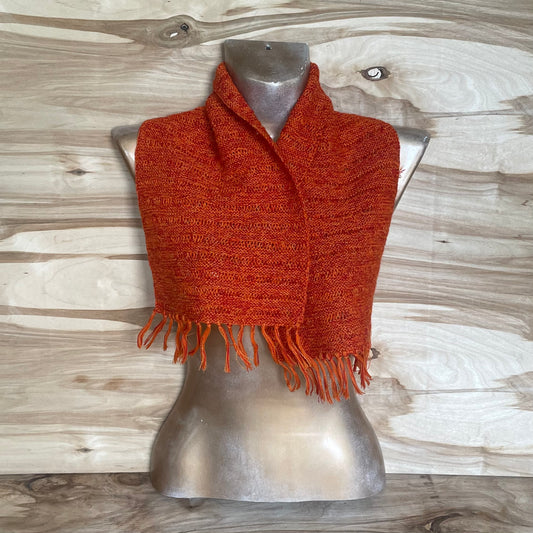 Bright orange scarf with fringes (INKL 3)