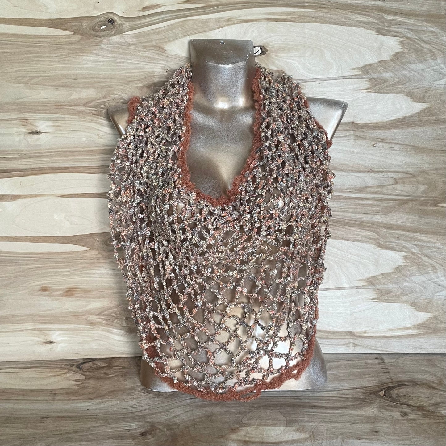 Circular scarf in shades of brown with a mesh pattern (INKL 8)