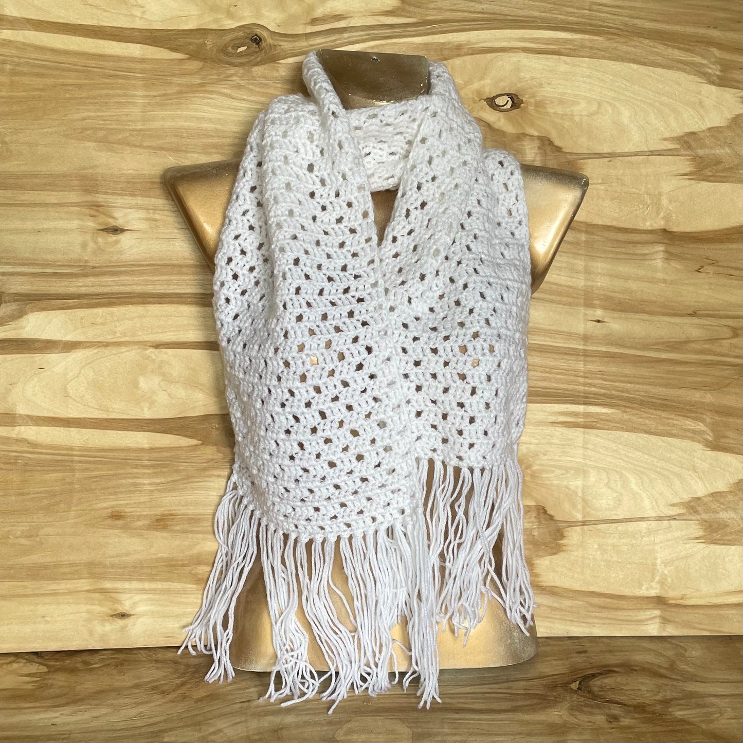 Snow-white scarf with a decorative pattern and fringe (INKL 14)