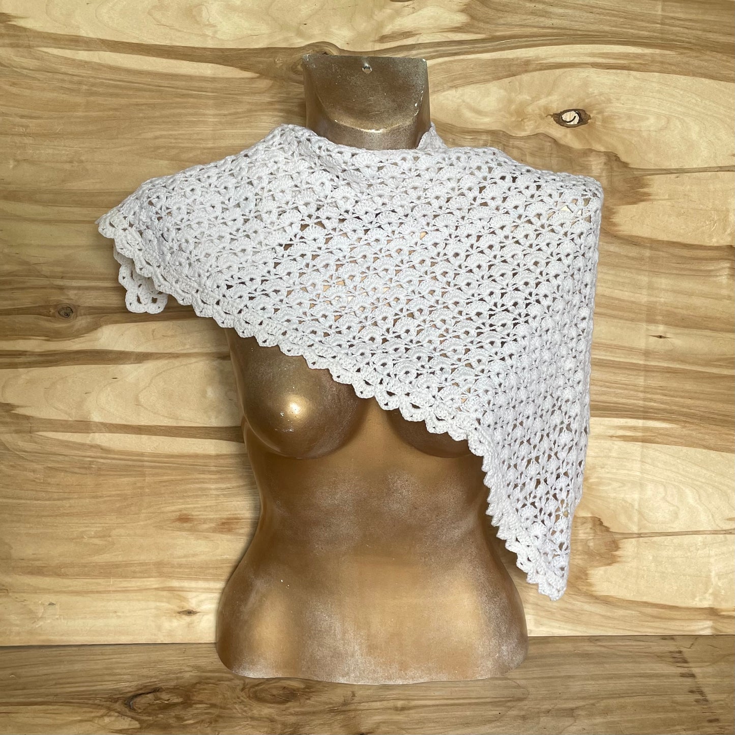 White triangular scarf with lace pattern (INKL 4)