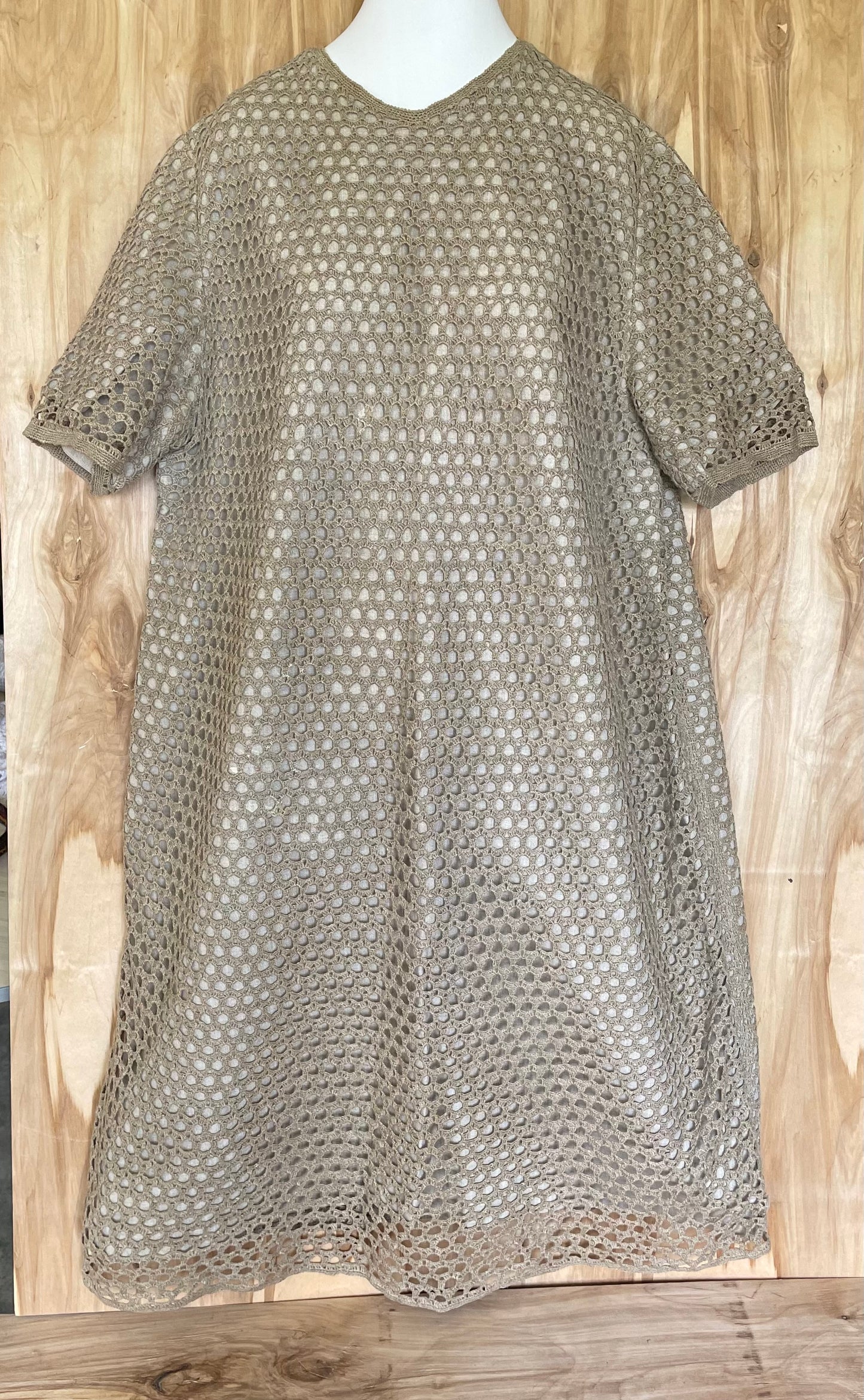 Light brown linen dress (M-L) with crocheted net pattern (INKL 23)