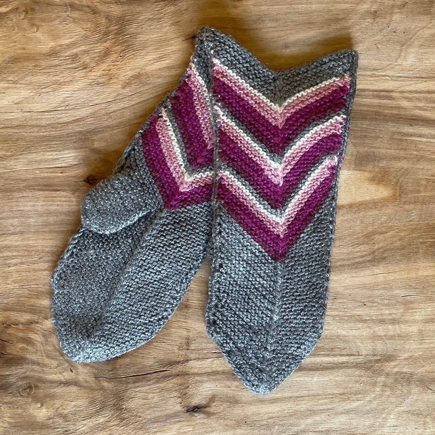 Gray mittens with pink decorative lines (INKL 27)