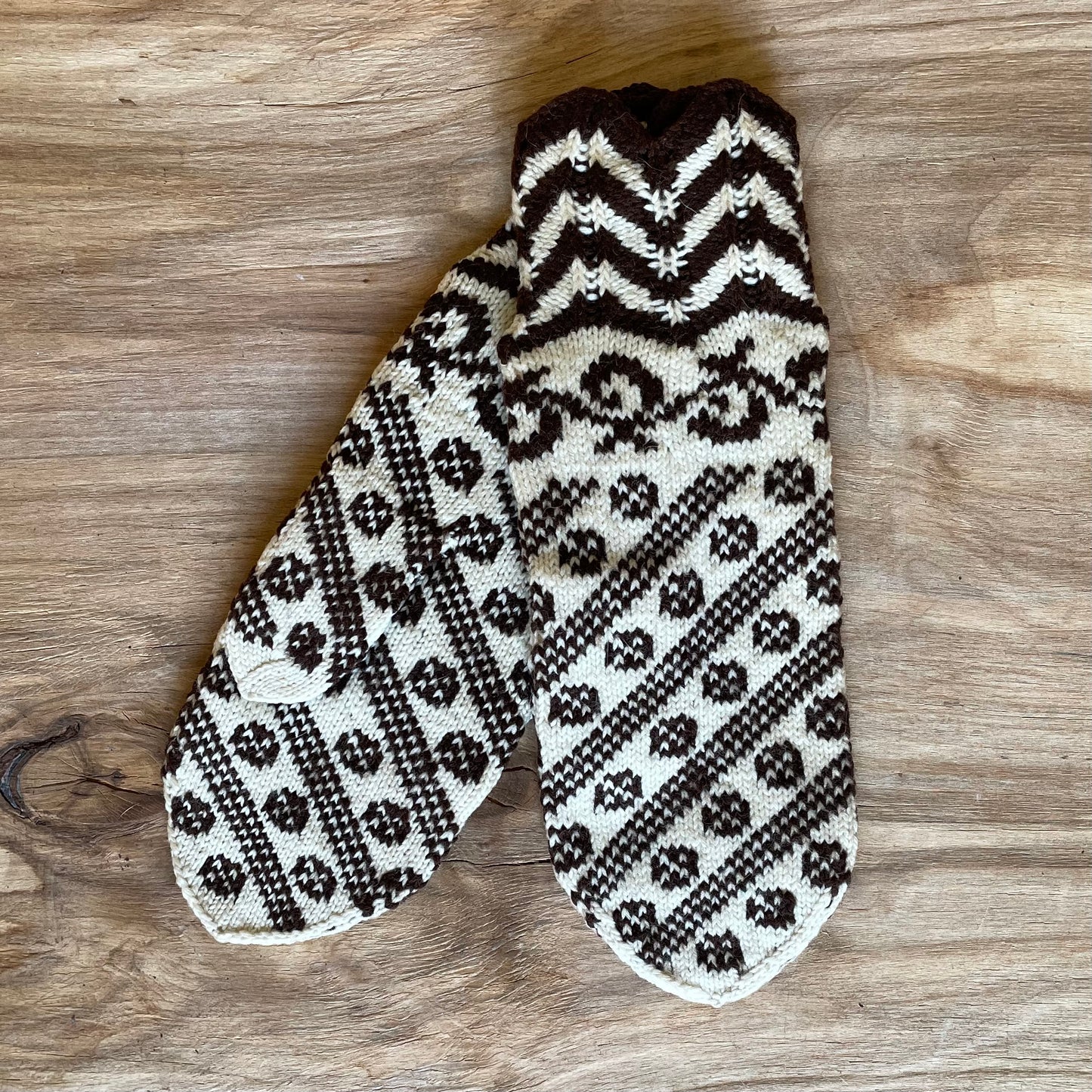 Warm white mittens with dark brown pattern (INKL 28)