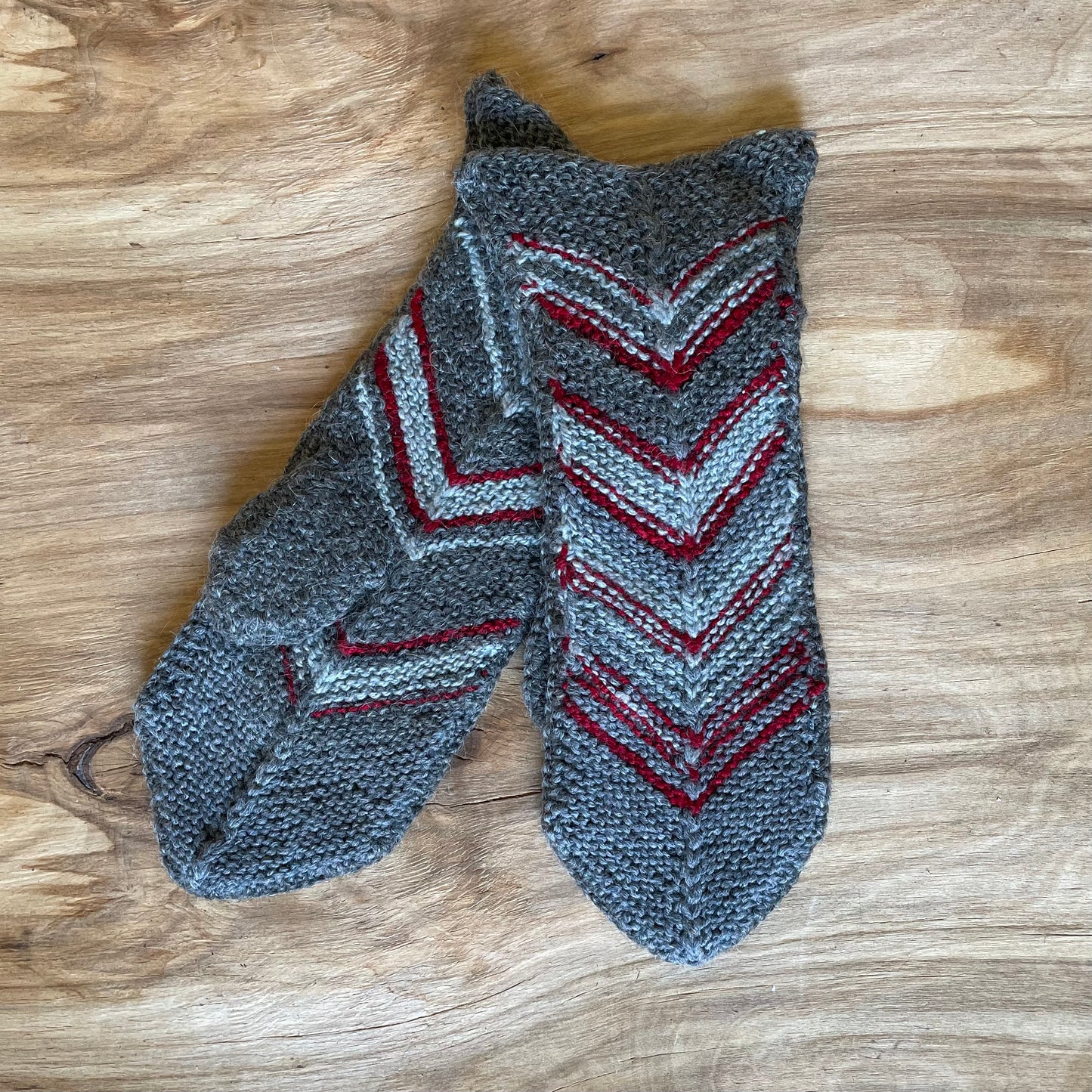  Dark gray mittens with red lines (INKL 29)