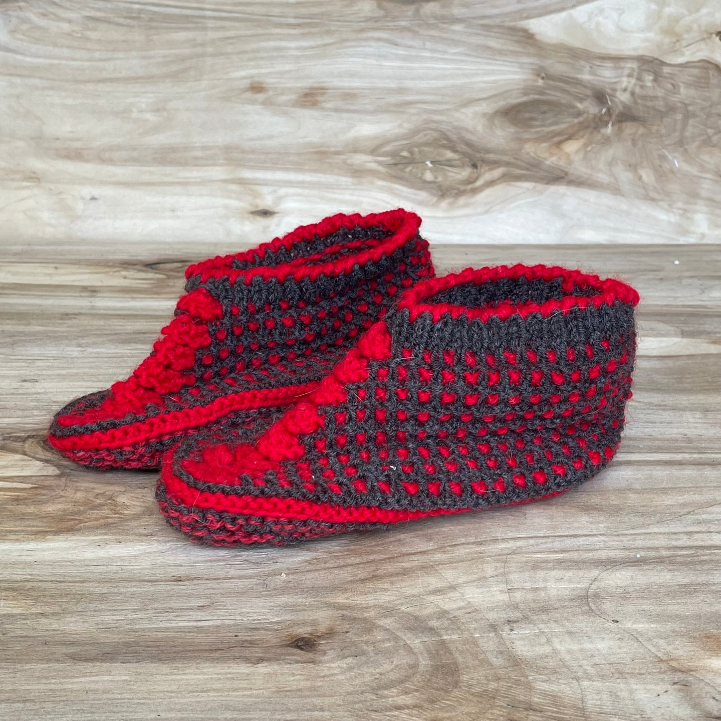 Dark gray knitted slippers (size 33-35) with bright red elements (INKL 32)