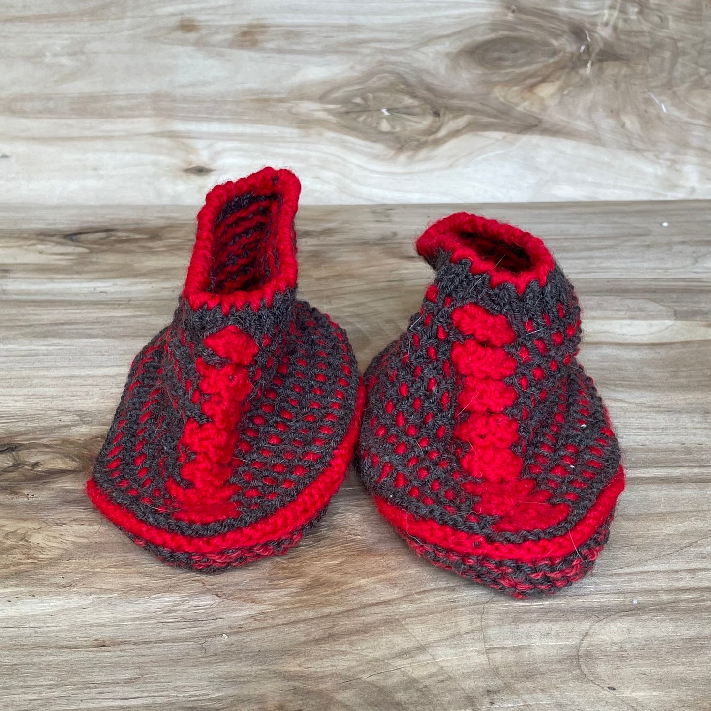 Dark gray knitted slippers (size 33-35) with bright red elements (INKL 32)