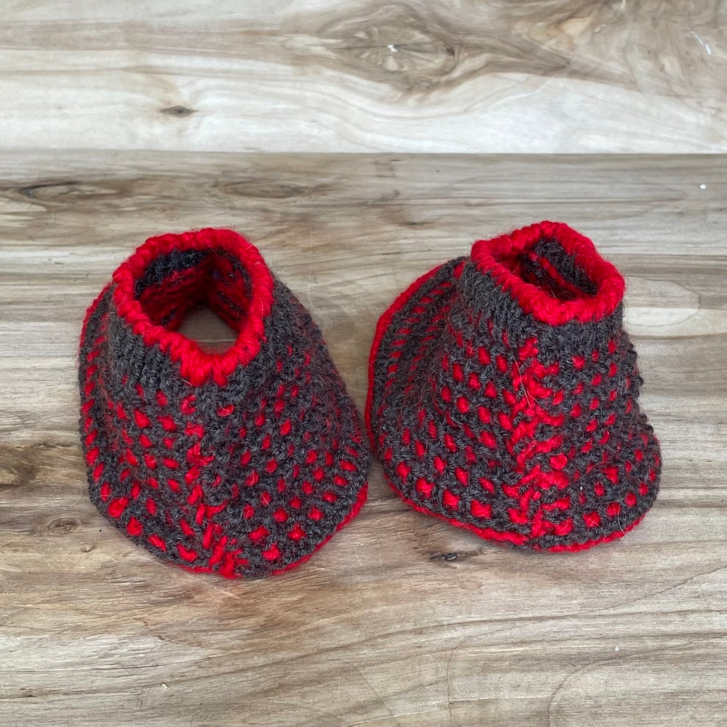 Dark gray knitted slippers (size 33-35) with bright red elements (INKL 32)