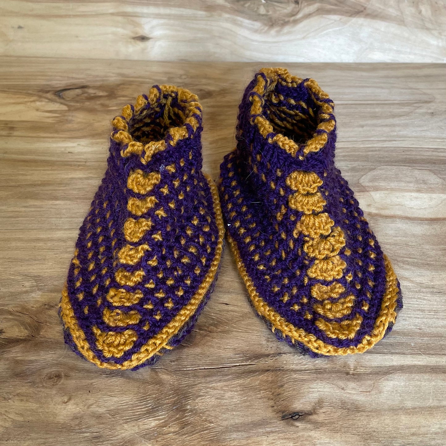 Purple knitted slippers (size 28-30) with mustard yellow elements (INKL 34)