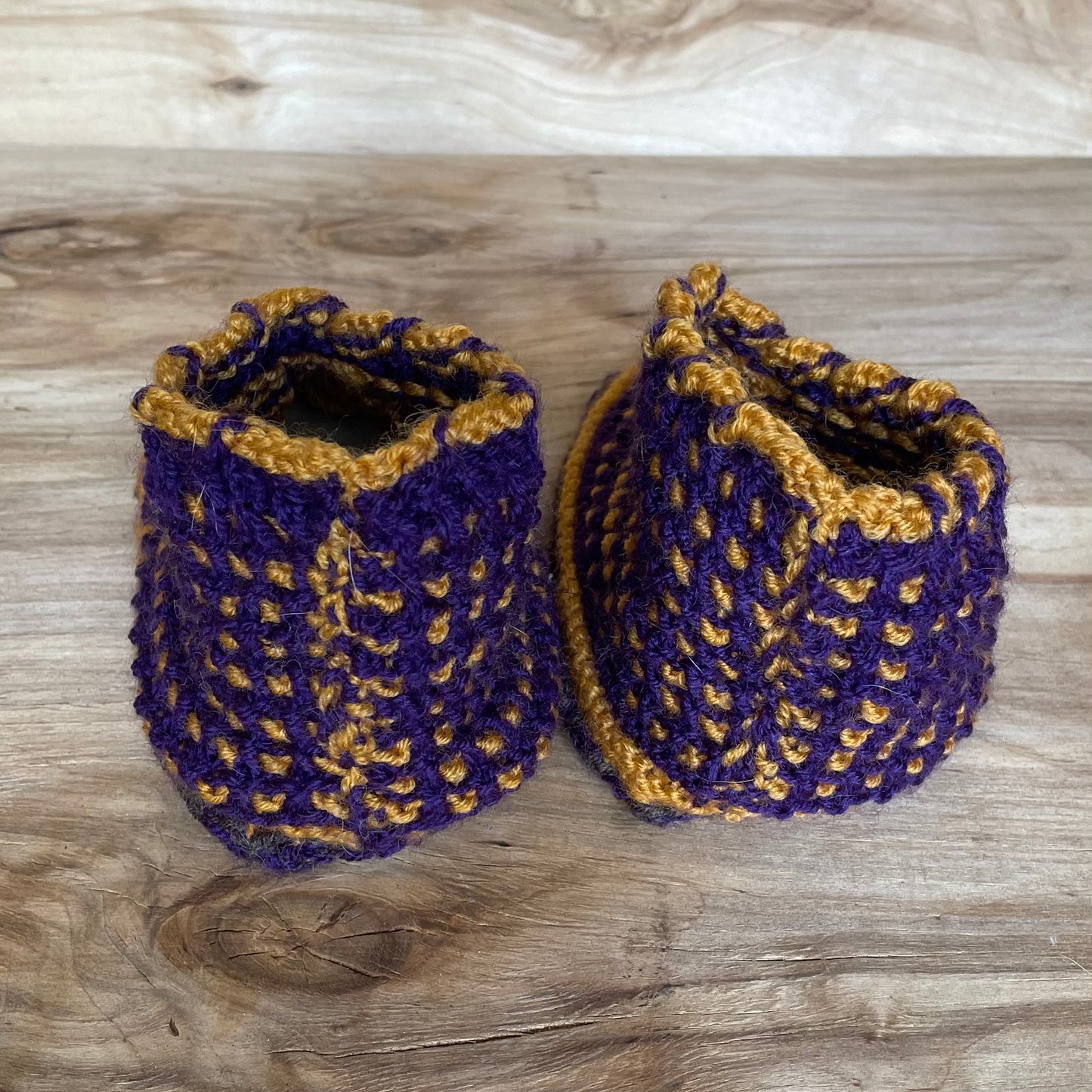 Purple knitted slippers (size 28-30) with mustard yellow elements (INKL 34)