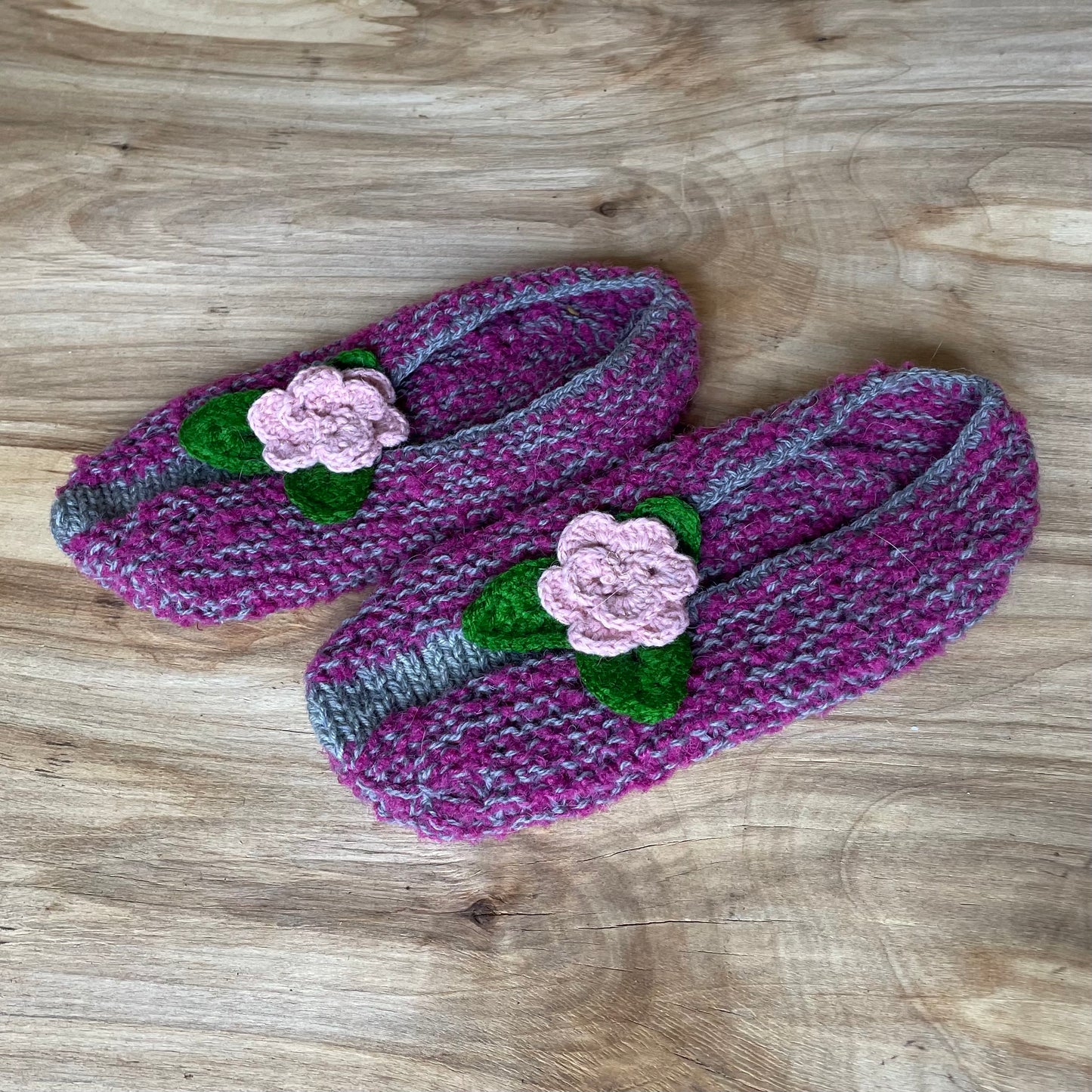 Warm purple knitted slippers (size 37-39) with a decorative flower (INKL 36)